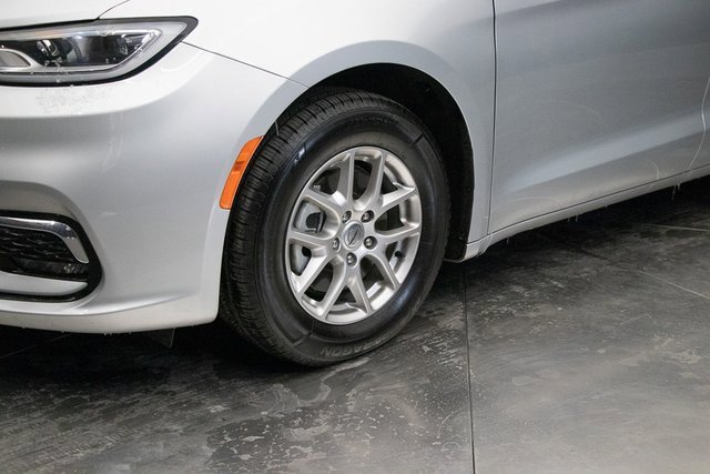 Used 2024 Chrysler Pacifica Touring-L image 7
