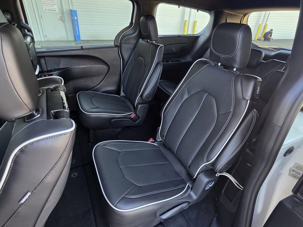 New 2026 Chrysler Pacifica Limited w/ Uconnect Theater Family Group image 10