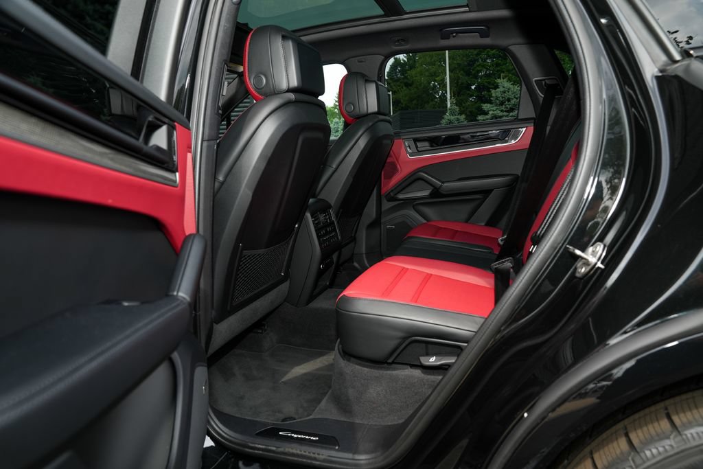 Certified 2025 Porsche Cayenne E-Hybrid AWD/4WD image 32