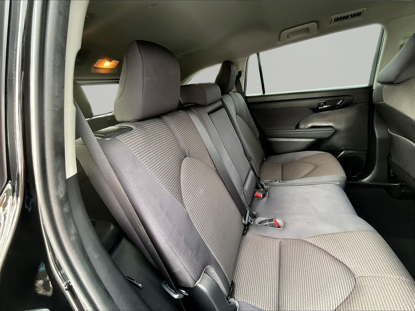 Used 2022 Toyota Highlander LE AWD/4WD image 25