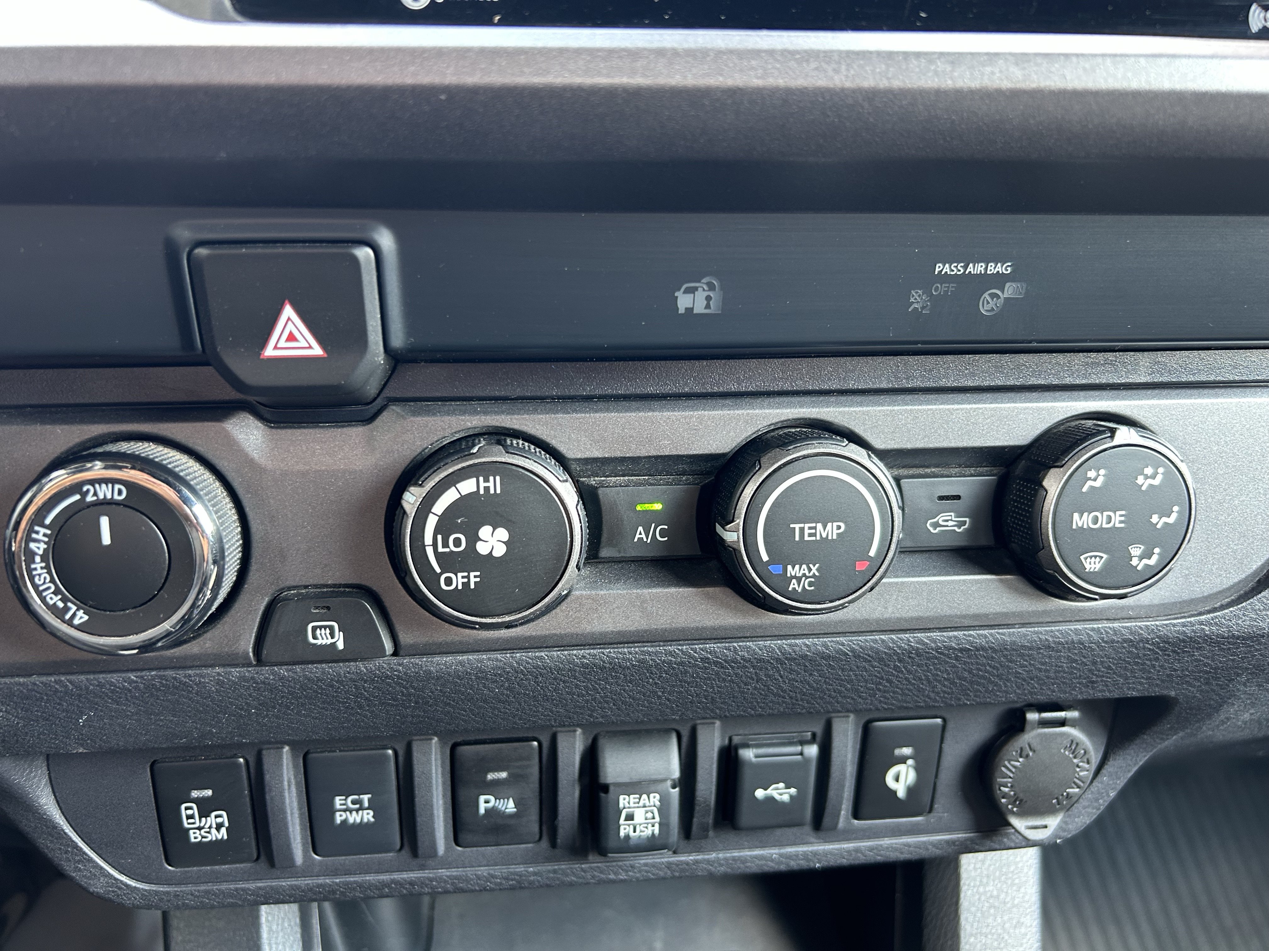 Used 2020 Toyota Tacoma TRD Sport w/ Technology Package AWD/4WD image 29