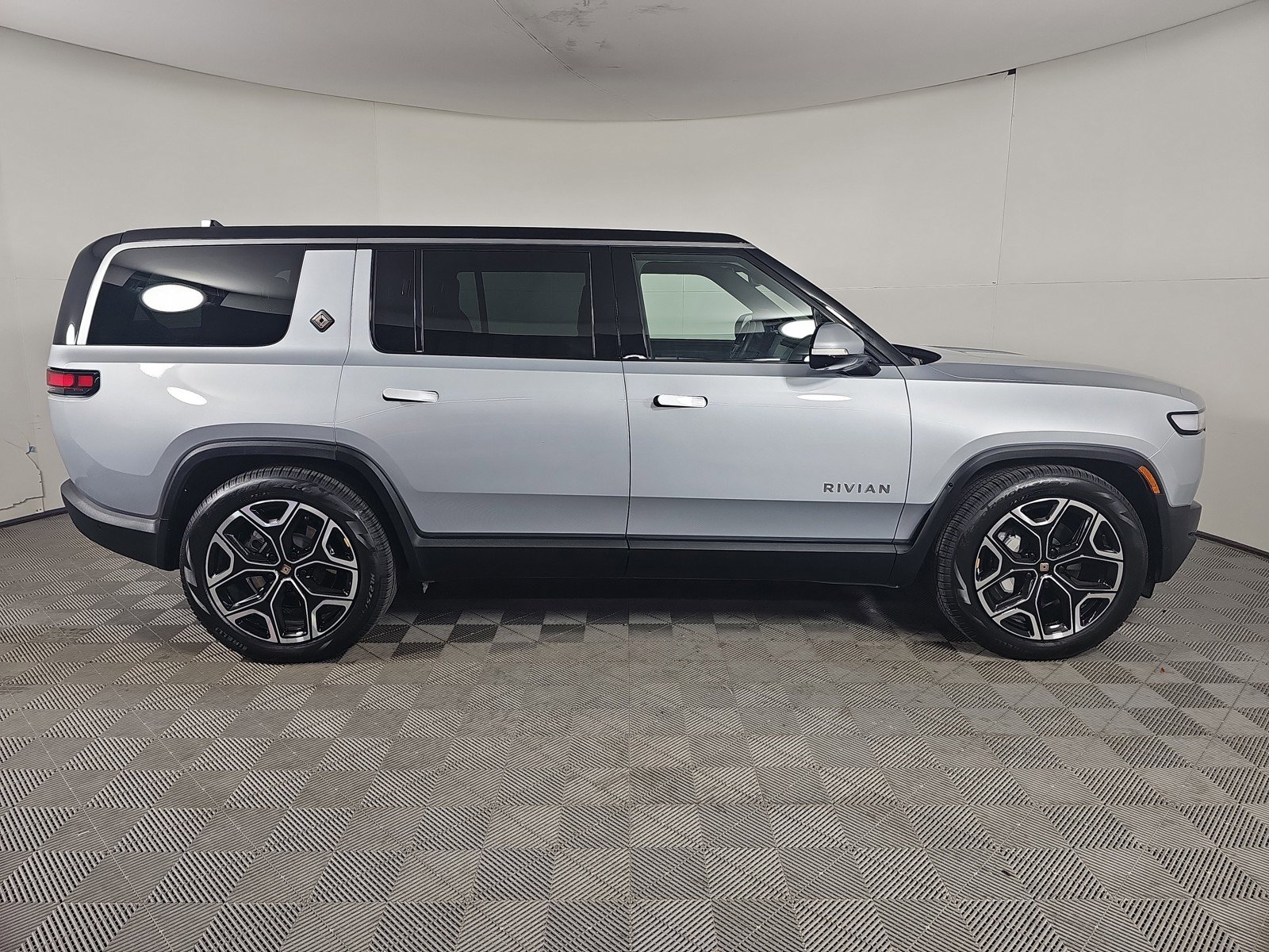 Used 2024 Rivian R1S Adventure image 6
