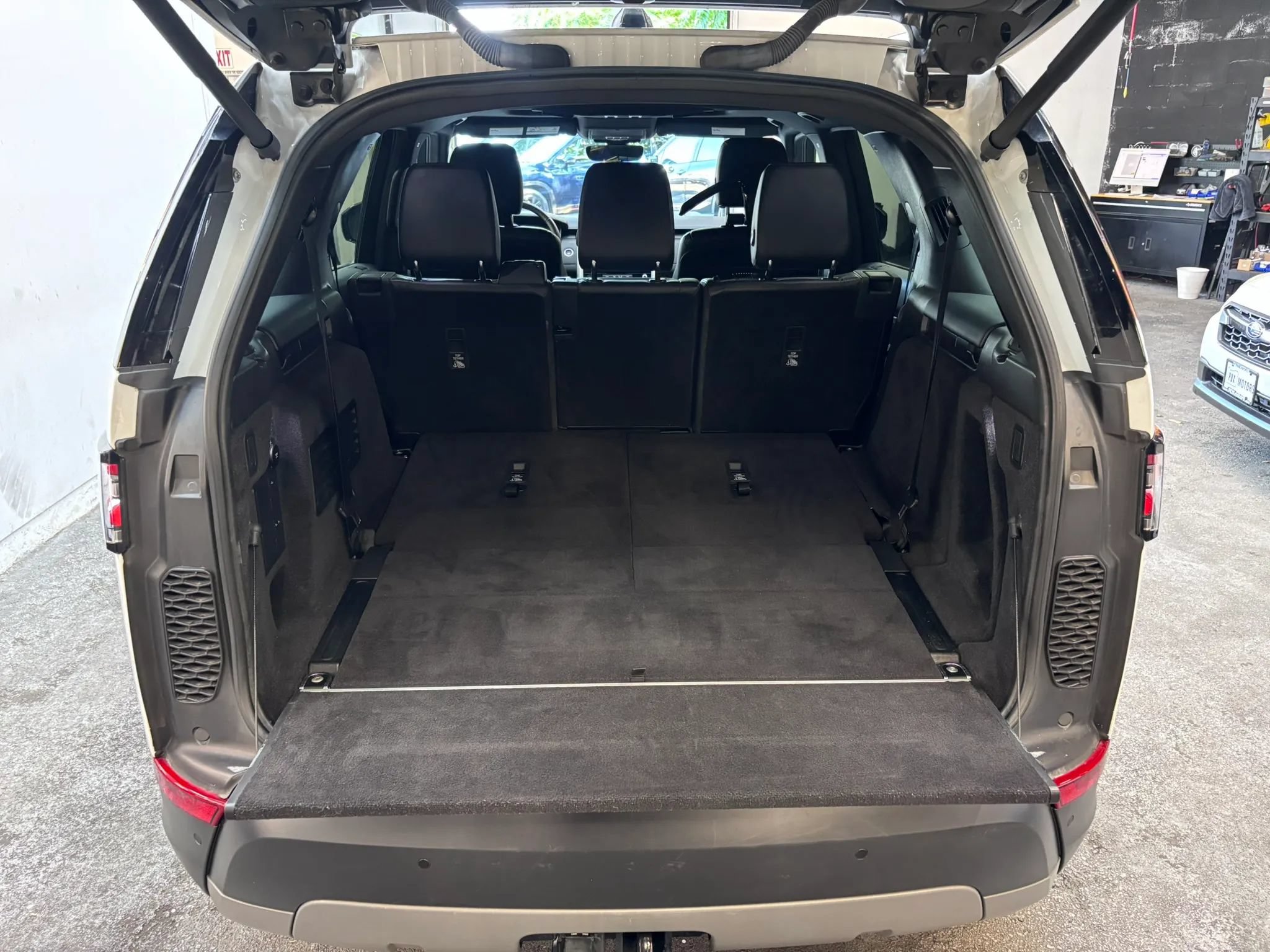 Used 2018 Land Rover Discovery HSE AWD/4WD image 24