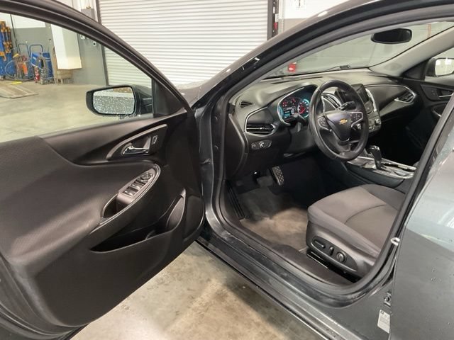 Used 2017 Chevrolet Malibu LT FWD image 17