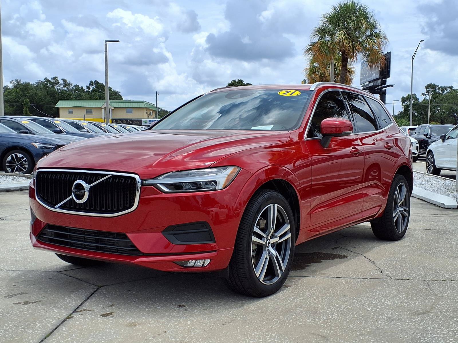 Used 2021 Volvo XC60 T5 Momentum w/ Premium Package FWD image 3
