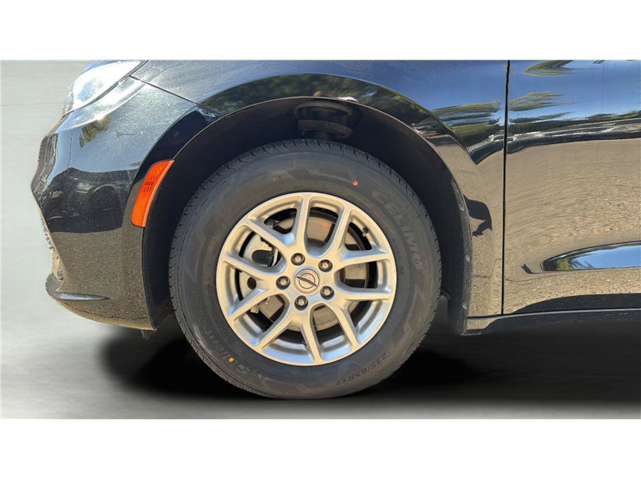 Used 2024 Chrysler Pacifica Touring-L FWD image 13