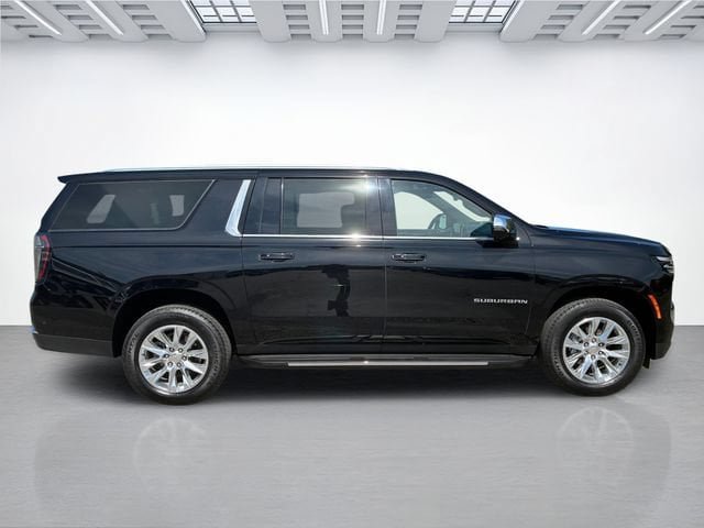 Used 2025 Chevrolet Suburban Premier AWD/4WD image 3