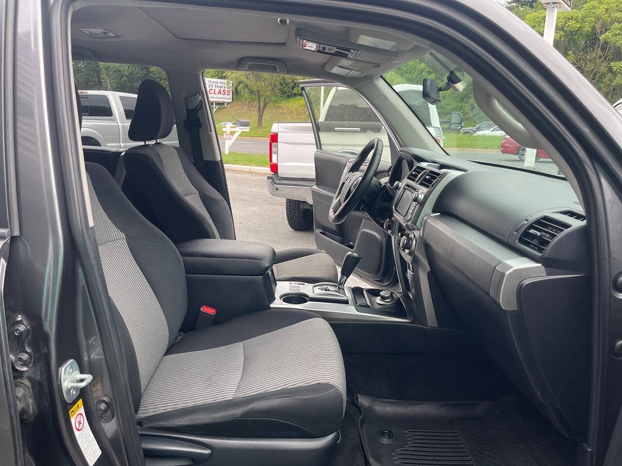 Used 2017 Toyota 4Runner SR5 AWD/4WD image 34