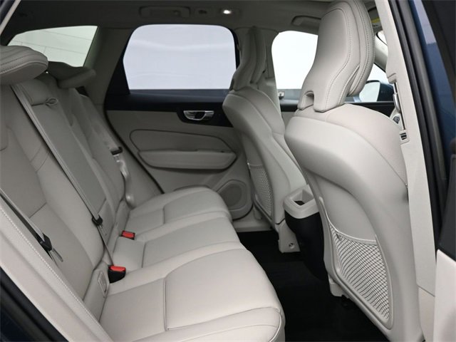Used 2023 Volvo XC60 B5 Plus image 12