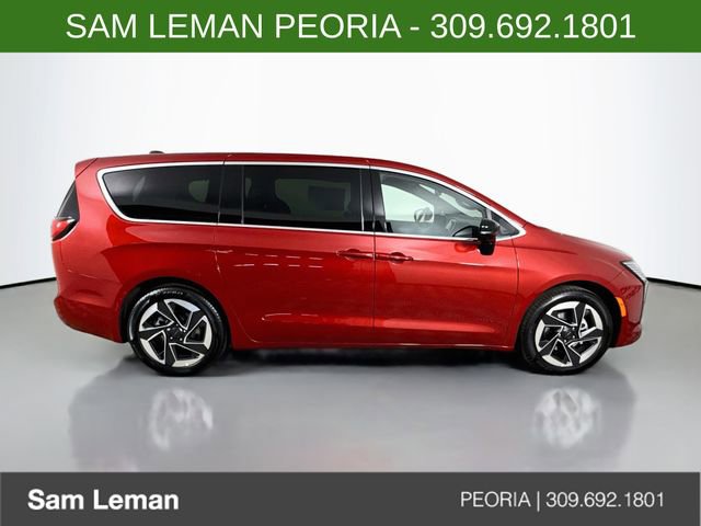 New 2027 Chrysler Pacifica Limited FWD image 8