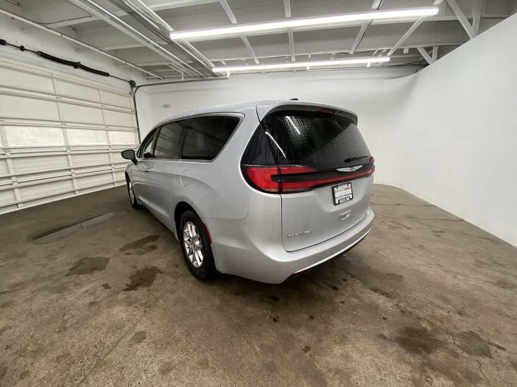 Used 2024 Chrysler Pacifica Touring-L FWD image 4