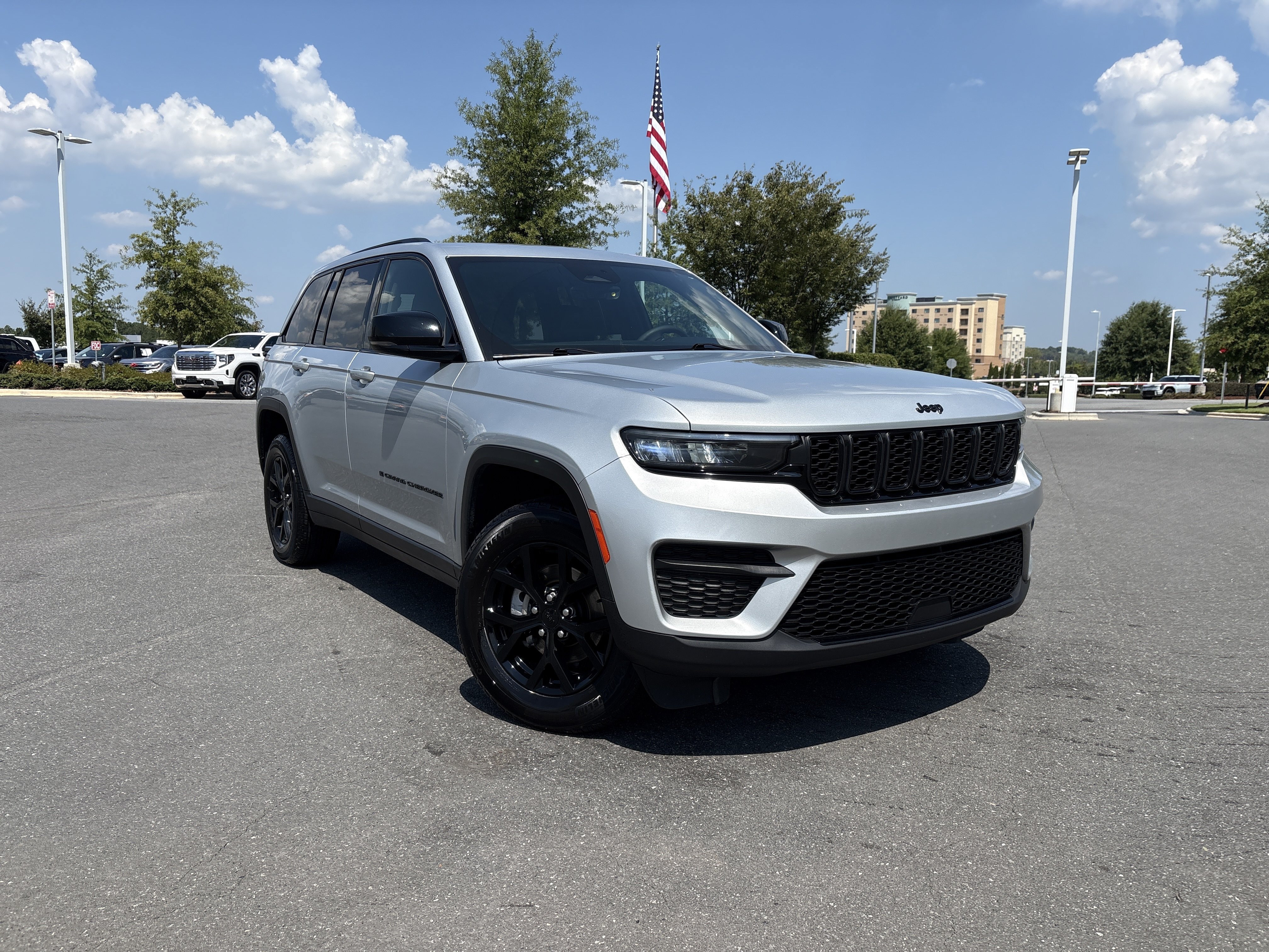 Used 2025 Jeep Grand Cherokee Altitude AWD/4WD image 2