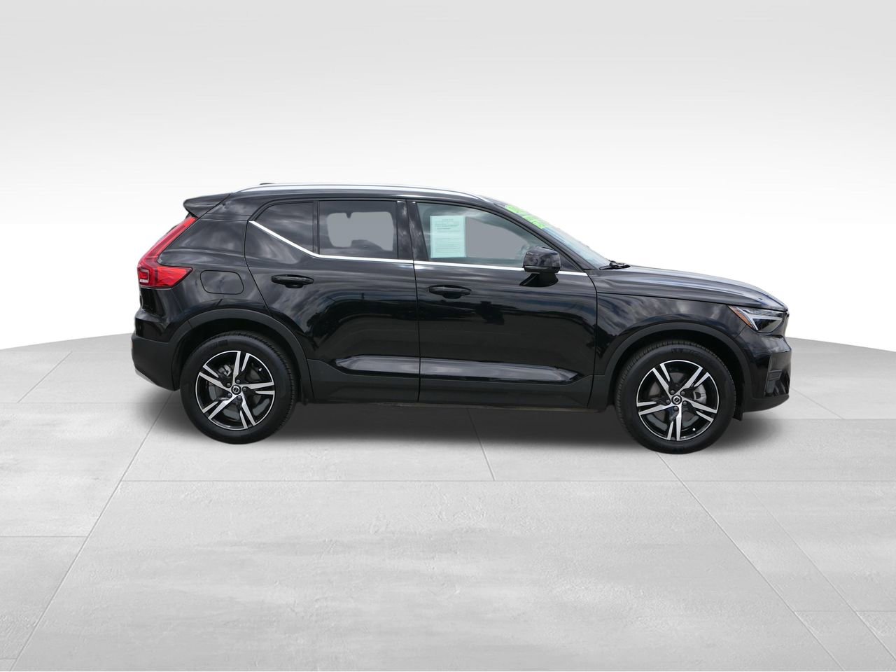 Used 2025 Volvo XC40 B5 Core AWD/4WD image 2