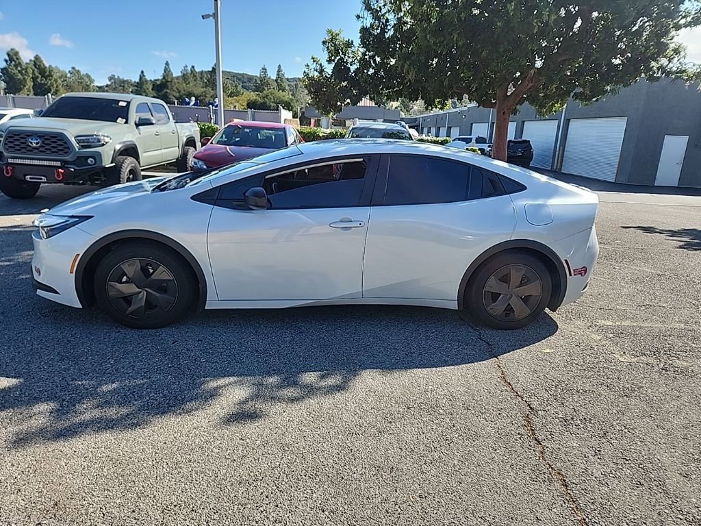 Used 2023 Toyota Prius Prime SE image 2