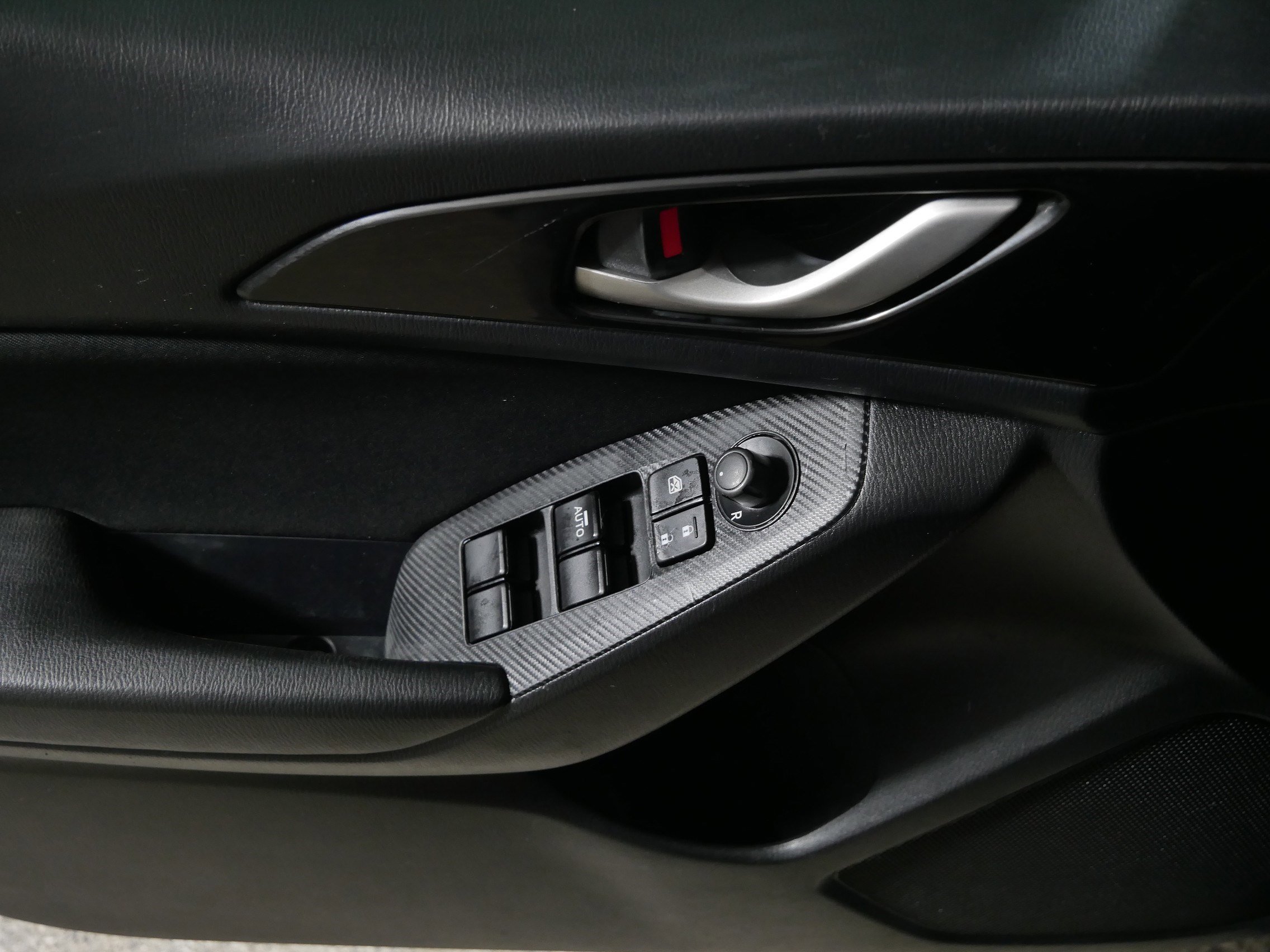 Used 2015 MAZDA MAZDA3 i Touring image 19