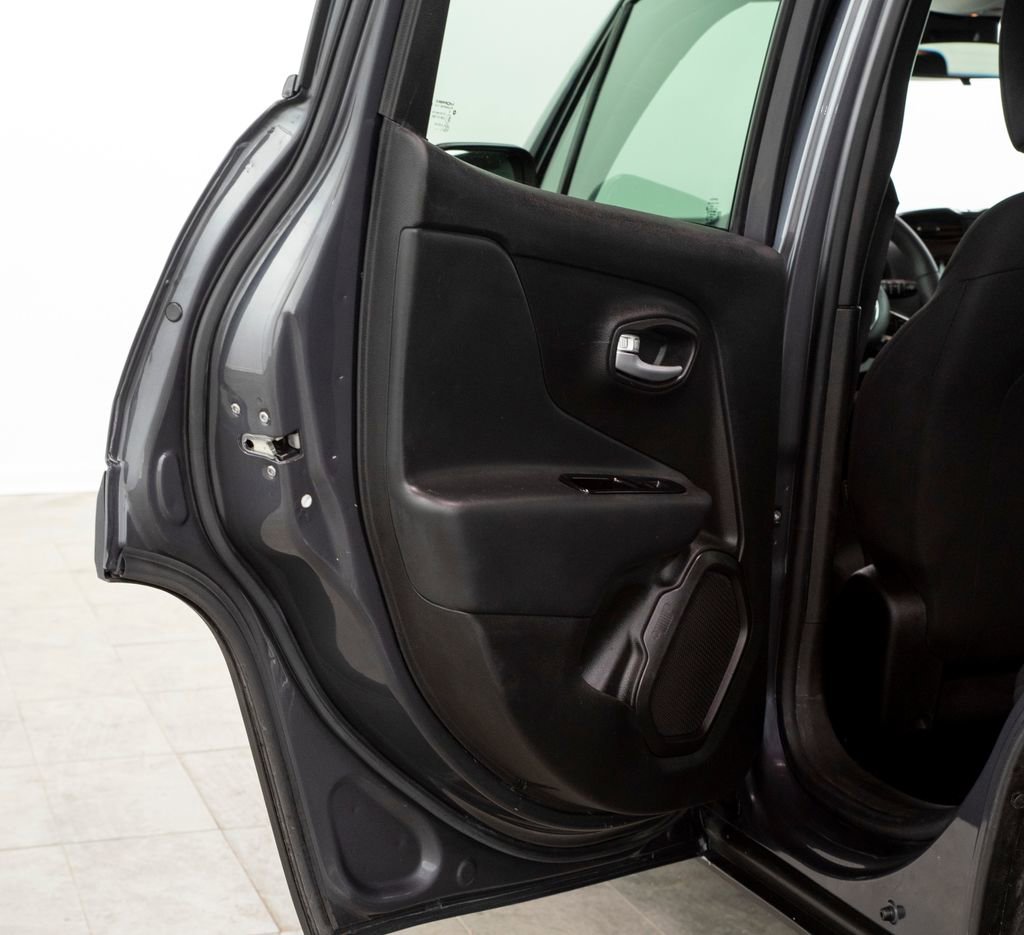 Used 2023 Jeep Renegade Latitude AWD/4WD image 9