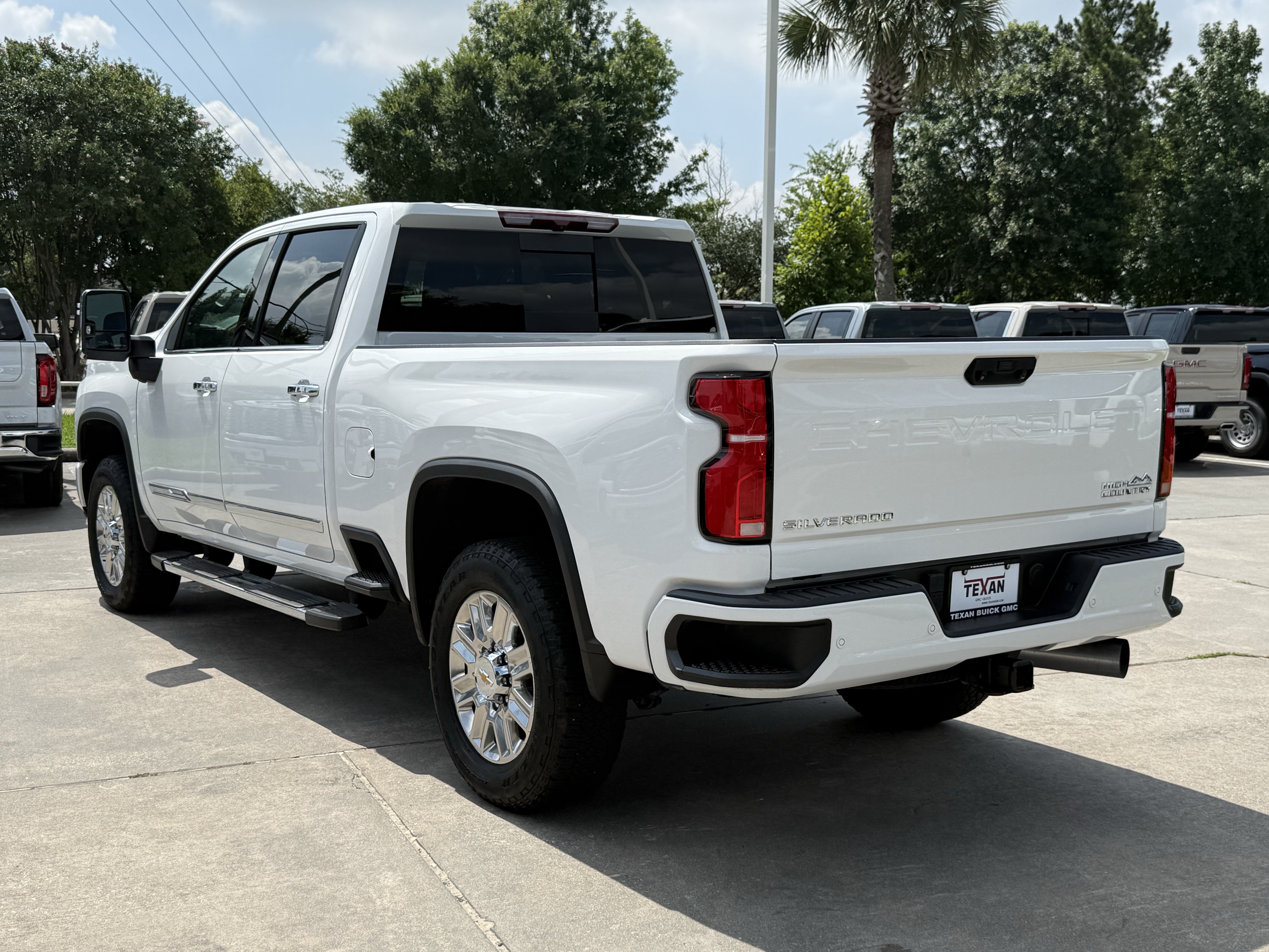 Used 2024 Chevrolet Silverado 2500 High Country AWD/4WD image 7