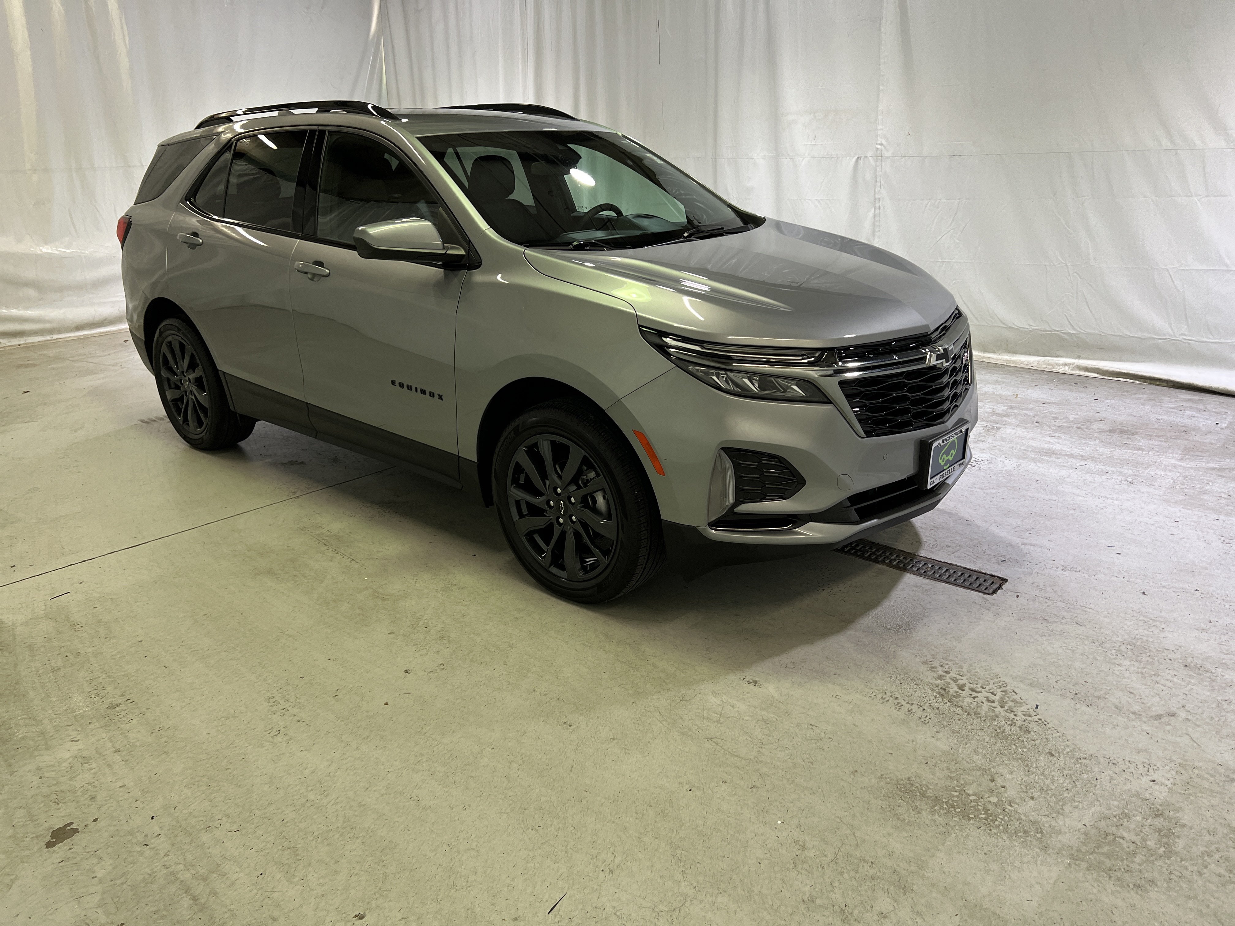 Used 2023 Chevrolet Equinox RS AWD/4WD image 2