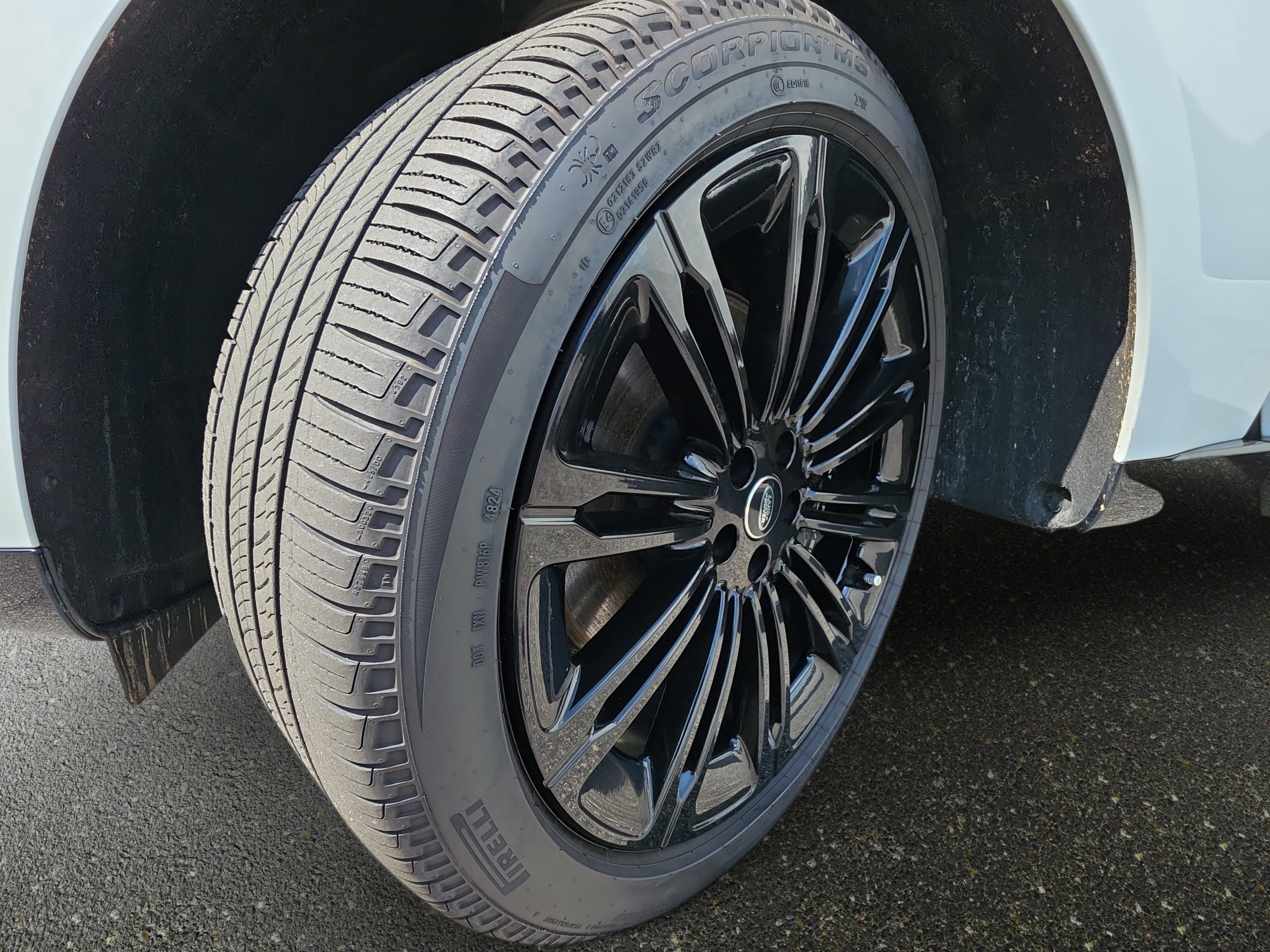 Certified 2025 Land Rover Range Rover SE AWD/4WD image 33