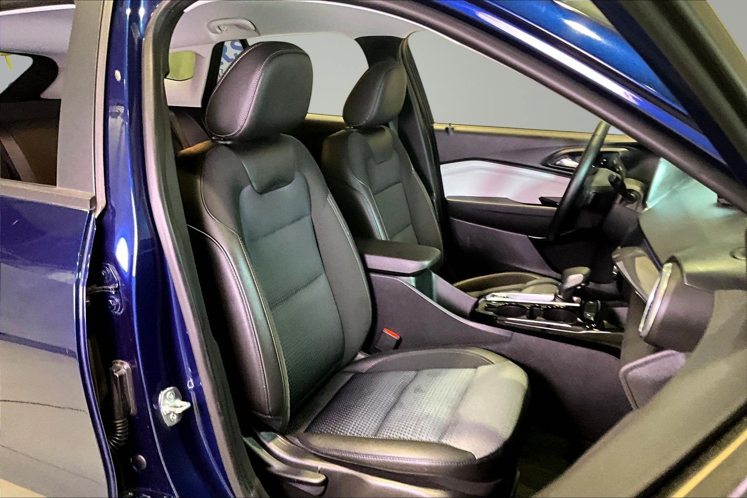 Used 2024 Chevrolet Trax LT w/ Driver Confidence Package FWD image 29