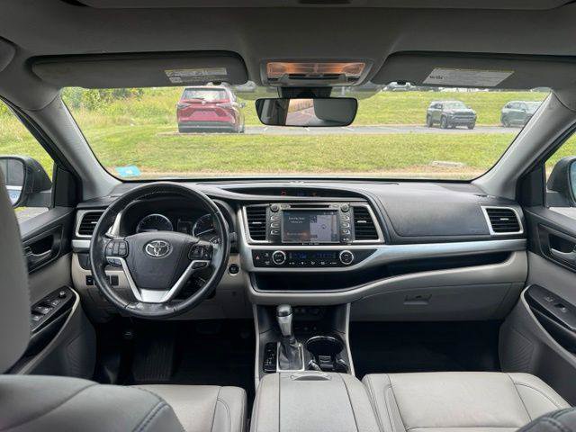 Certified 2019 Toyota Highlander XLE AWD/4WD image 22