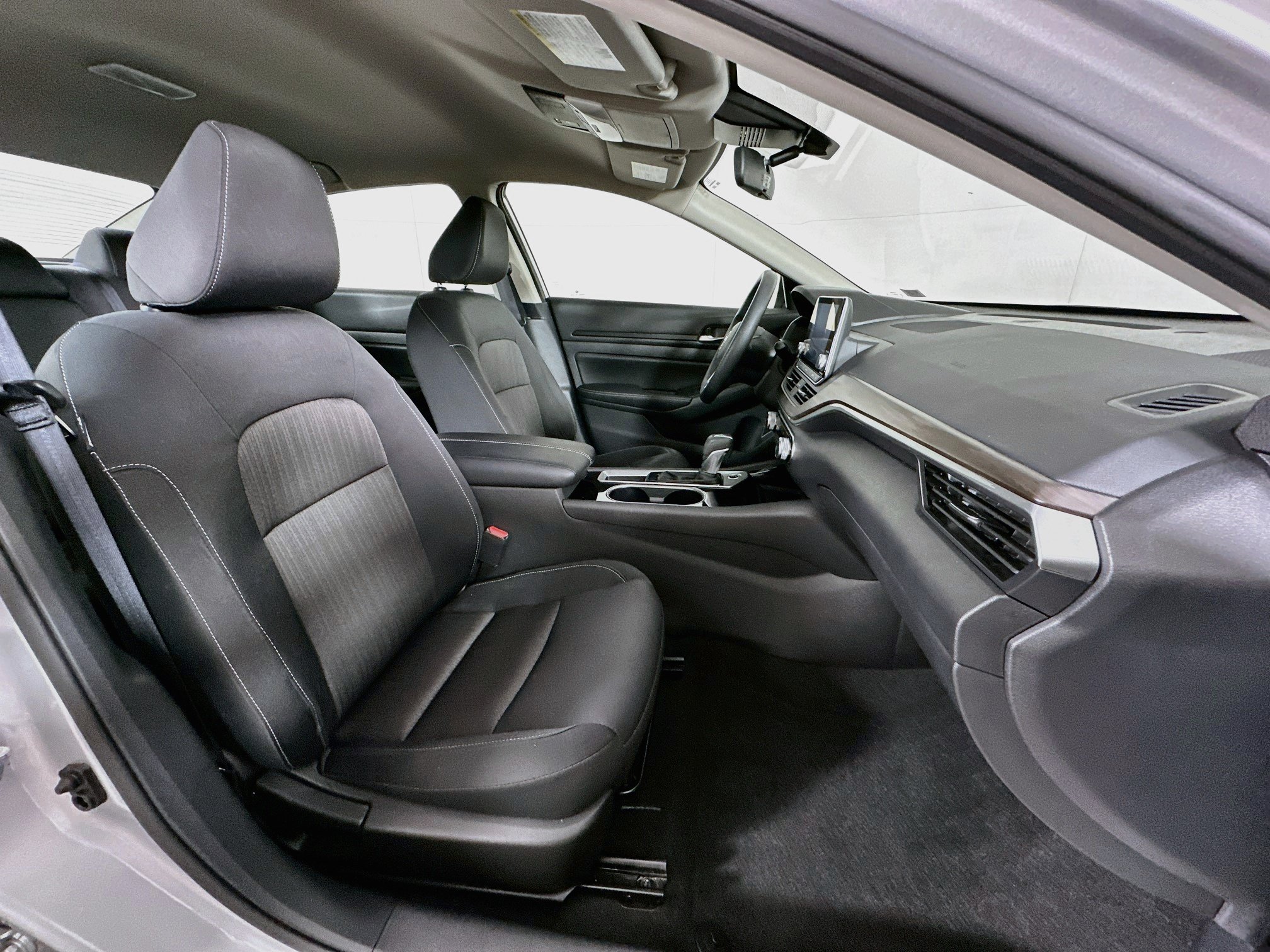 Used 2024 Nissan Altima 2.5 SV FWD image 29