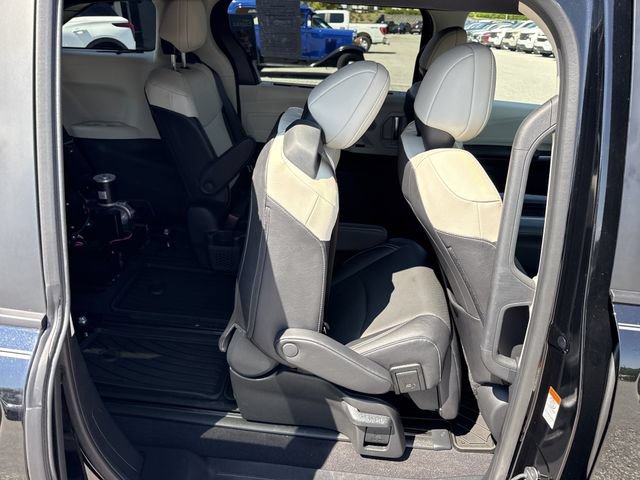 Used 2025 Toyota Sienna Limited AWD/4WD image 36