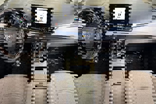 Used 2025 Toyota Sienna LE image 17