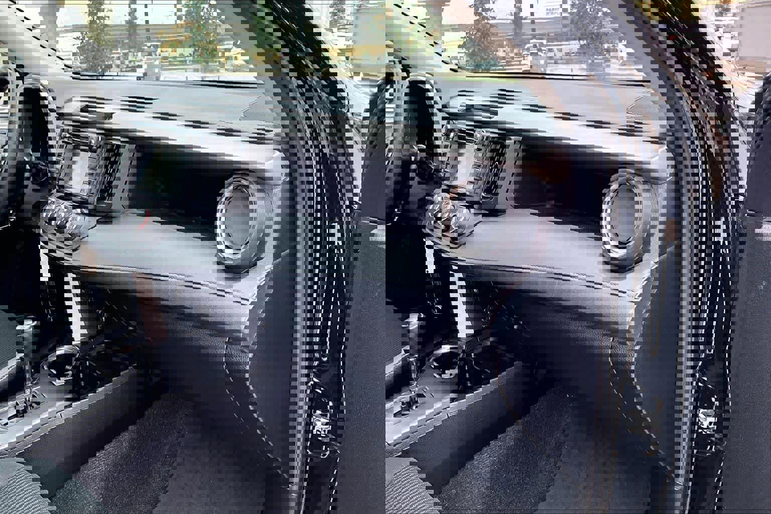 Used 2018 Toyota RAV4 LE FWD image 18