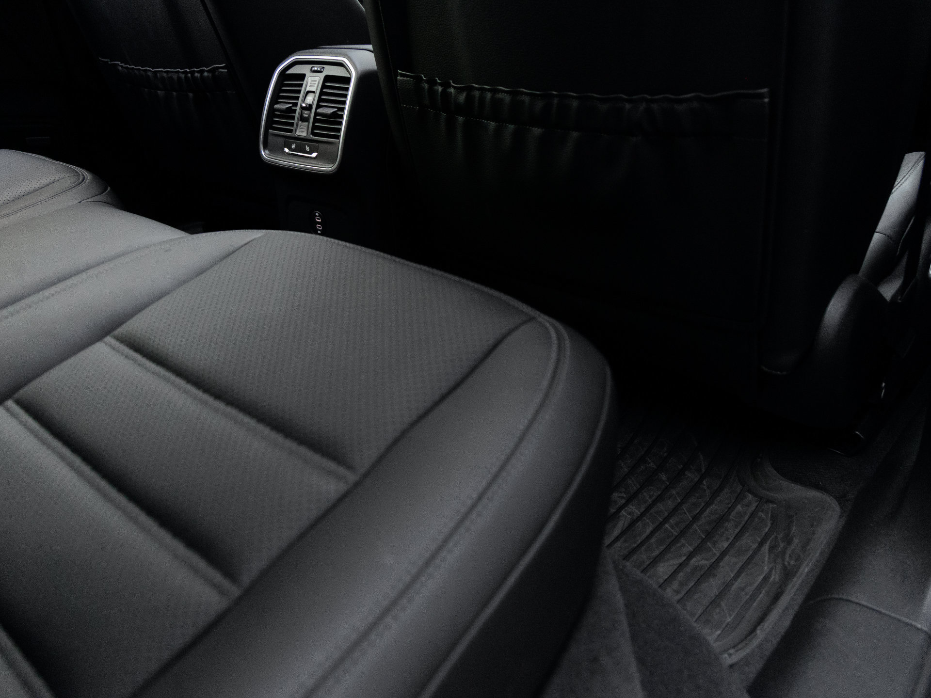 Certified 2026 Porsche Macan AWD/4WD image 34