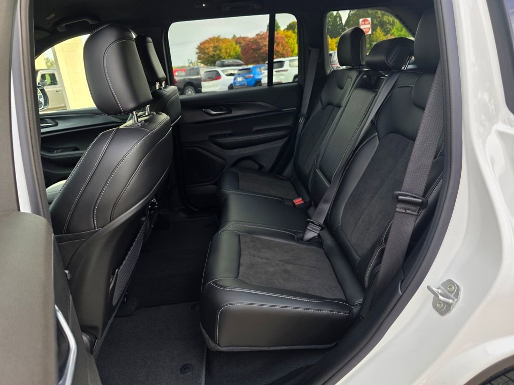 New 2025 Jeep Grand Cherokee Altitude AWD/4WD image 9