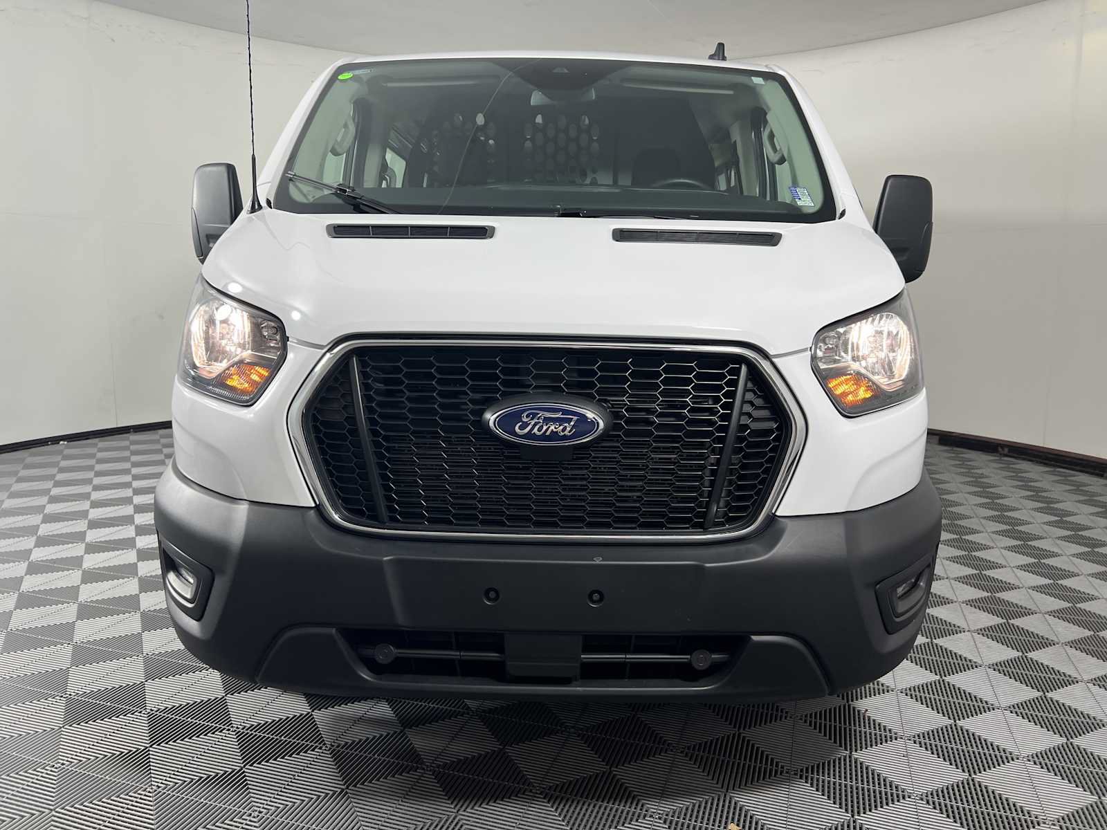 Used 2025 Ford Transit 250 Low Roof w/ Exterior Upgrade Package RWD image 2