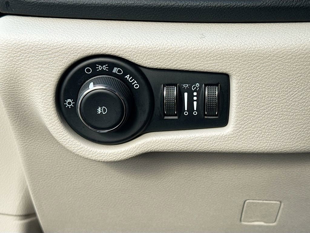 Used 2023 Chrysler Pacifica Touring-L FWD image 10