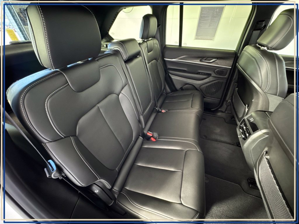 Used 2026 Jeep Grand Cherokee Limited AWD/4WD image 37