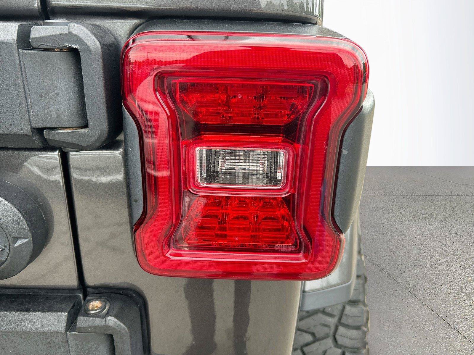 Used 2018 Jeep Wrangler Unlimited Sahara AWD/4WD image 11