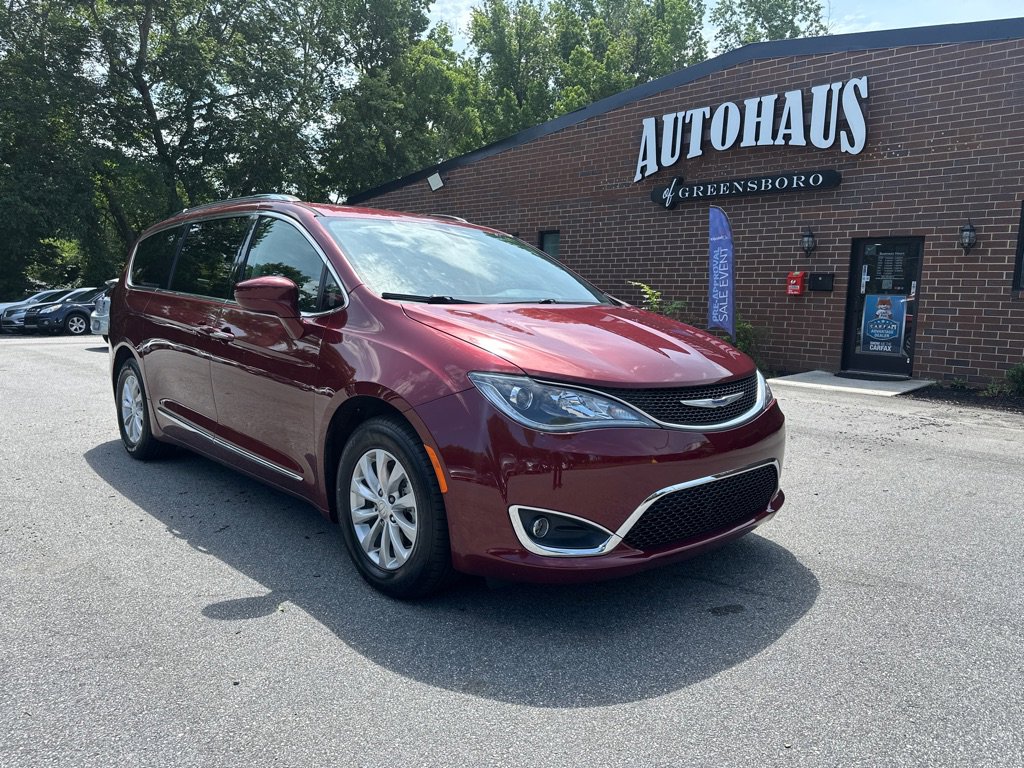 Used 2019 Chrysler Pacifica Touring-L image 1