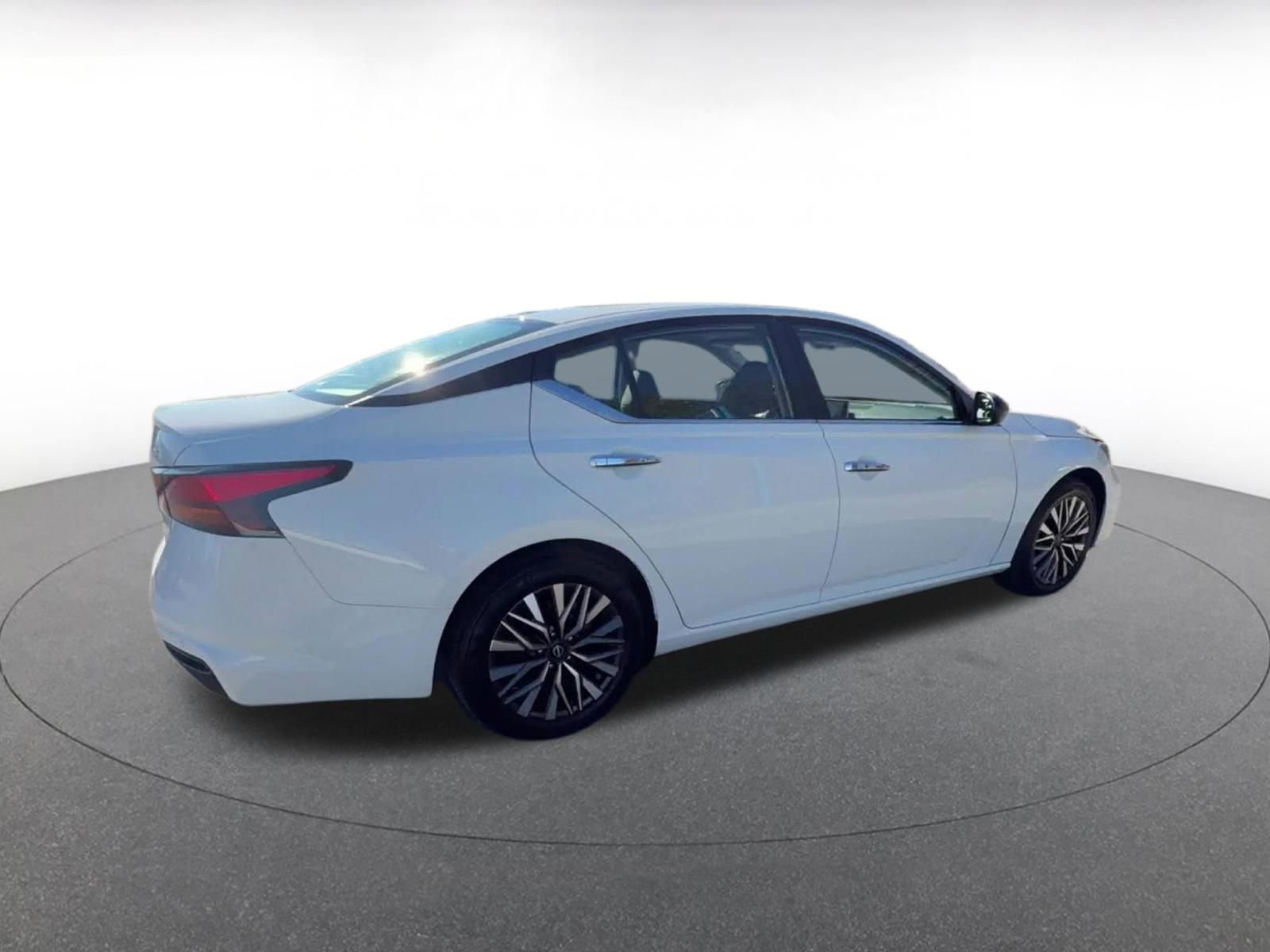 Used 2025 Nissan Altima 2.5 SV image 15