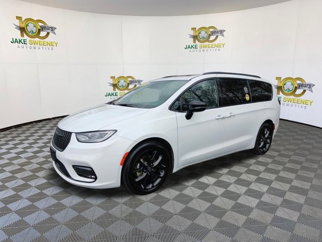 Used 2025 Chrysler Pacifica Limited image 4