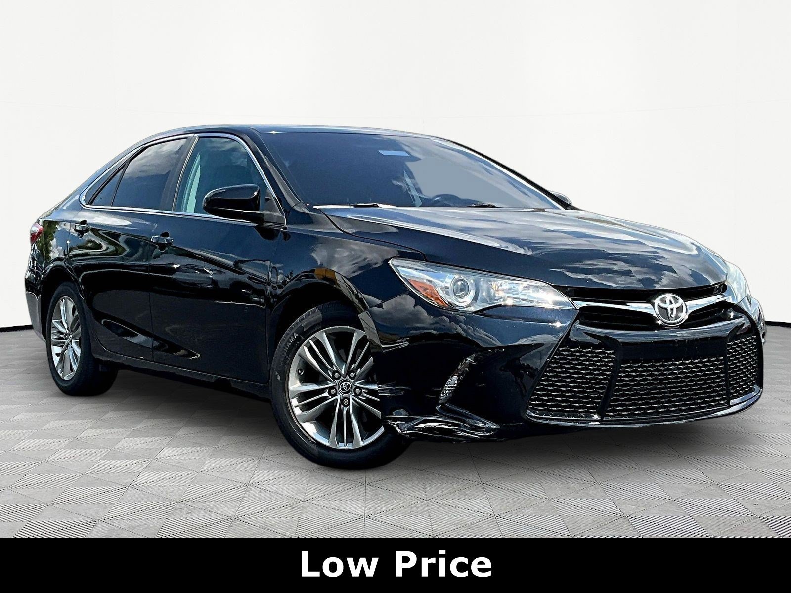 Used 2015 Toyota Camry SE w/ Moonroof Package FWD image 3