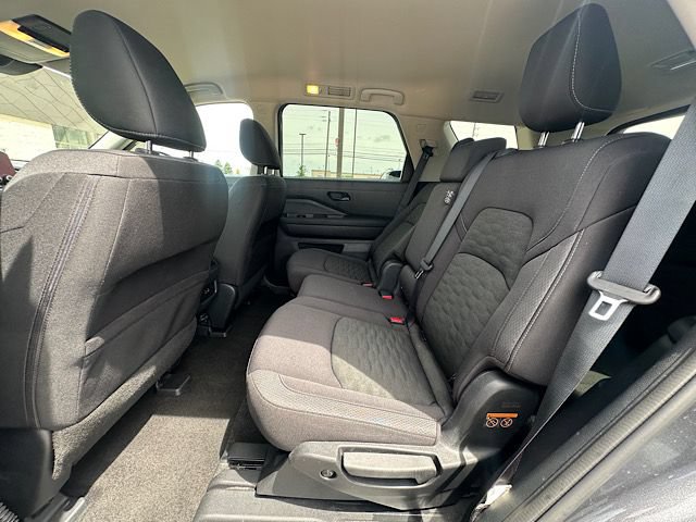 Used 2025 Nissan Pathfinder SV FWD image 23
