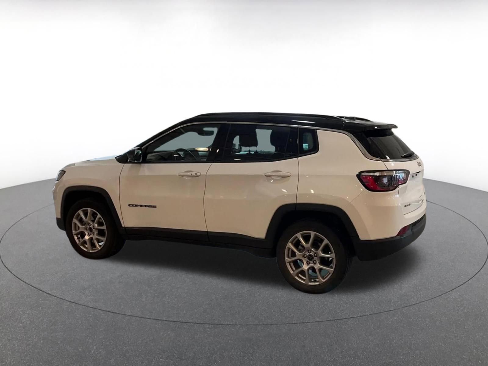 Used 2025 Jeep Compass Limited image 10