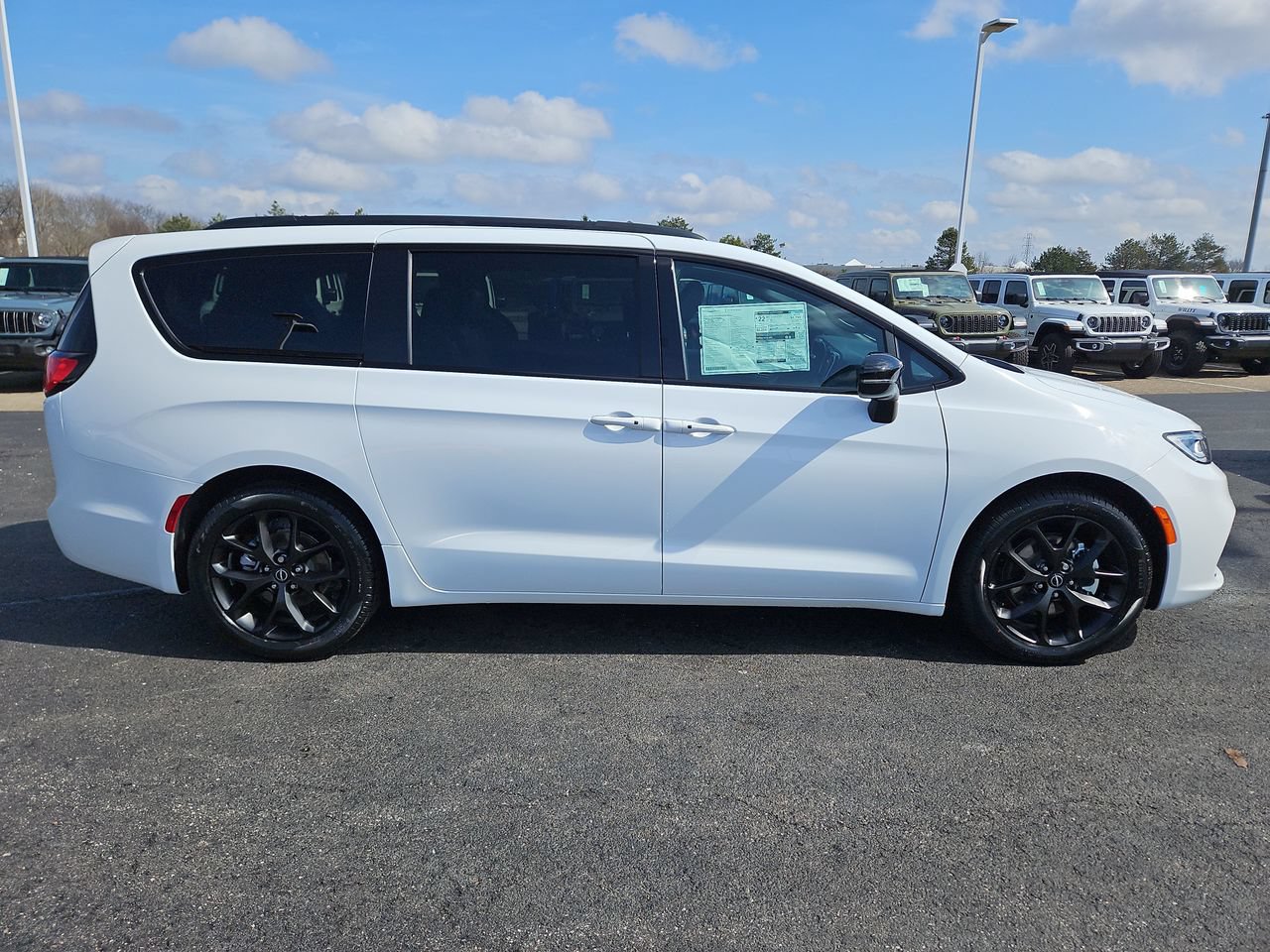 New 2026 Chrysler Pacifica Select w/ S Appearance Package FWD image 8