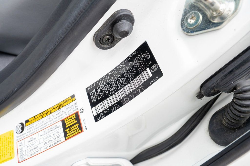 Certified 2021 Toyota Avalon XLE w/ Moonroof Package image 21