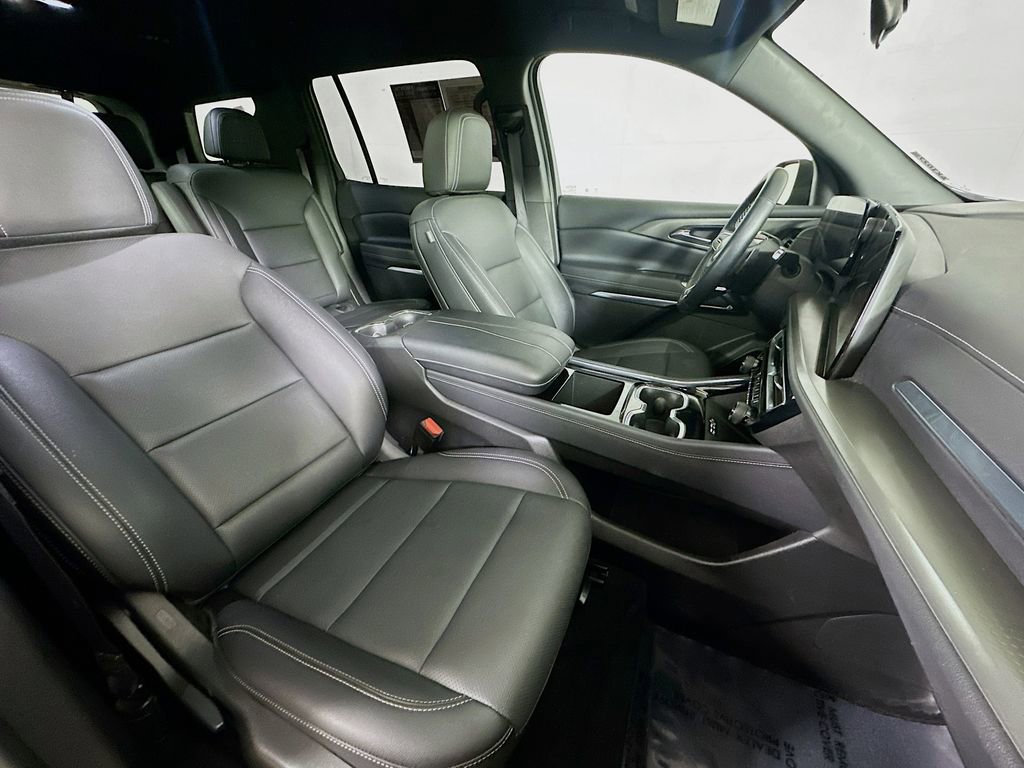 Used 2025 Chevrolet Traverse LT image 12