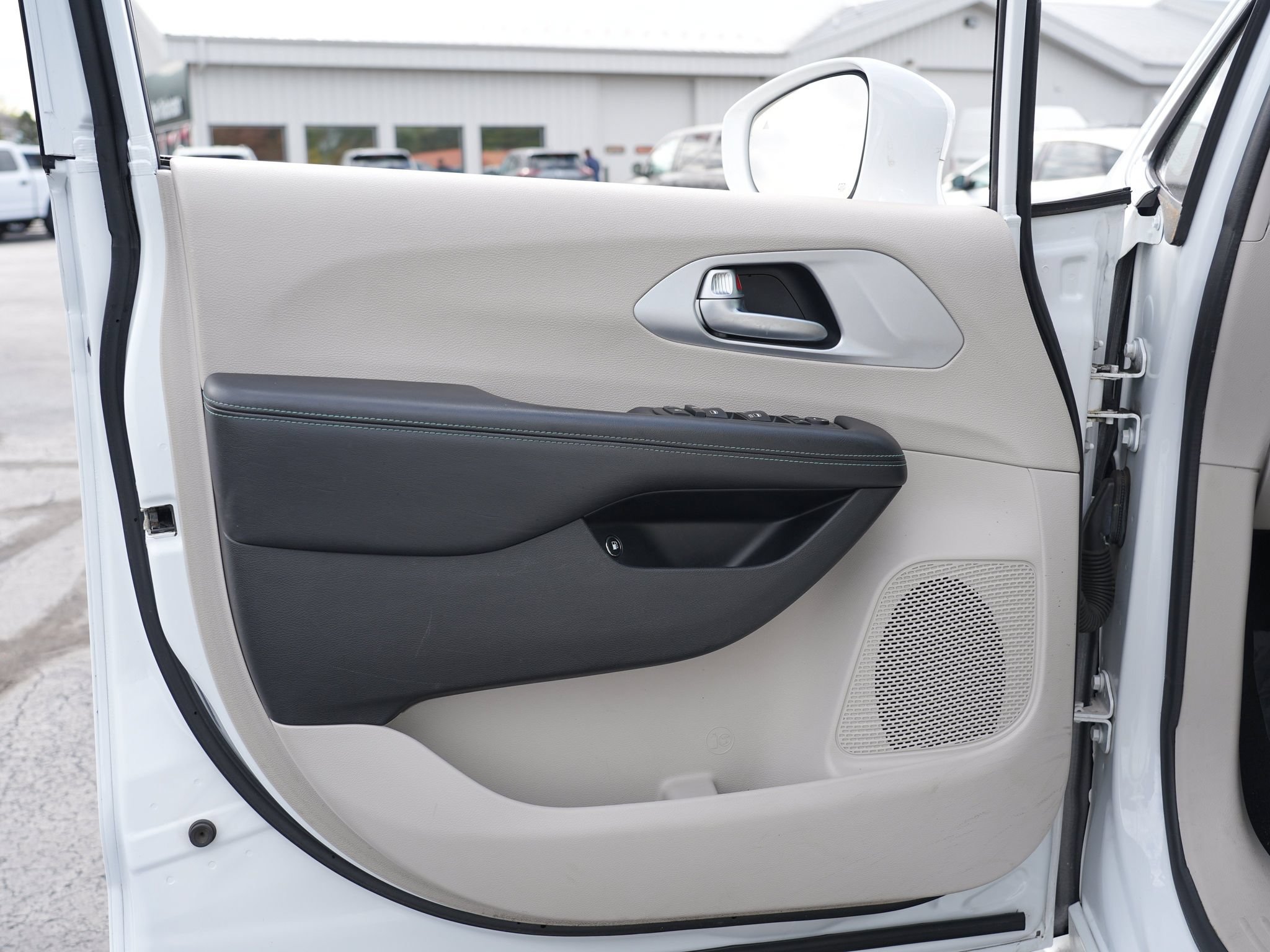 Used 2018 Chrysler Pacifica Touring Plus FWD image 15
