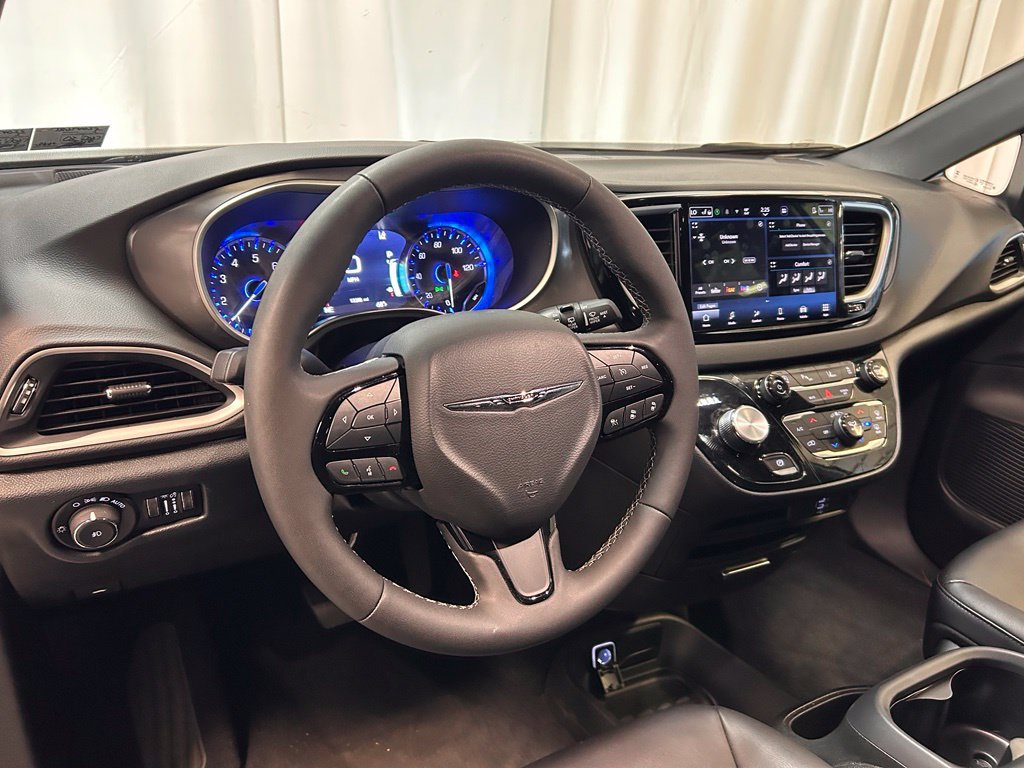 Used 2026 Chrysler Pacifica Select w/ S Appearance Package FWD image 4