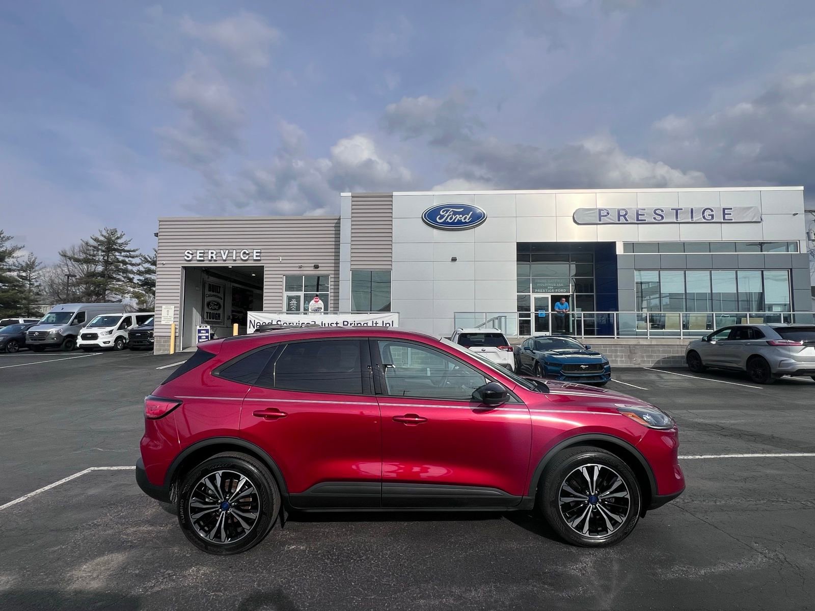 Used 2022 Ford Escape SE w/ SE Sport Appearance Package image 8