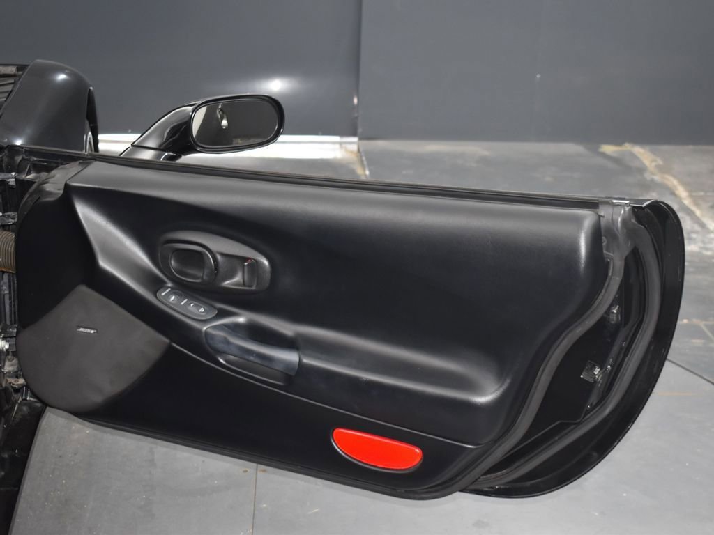 Used 2000 Chevrolet Corvette Base w/ Performance Handling Pkg image 17