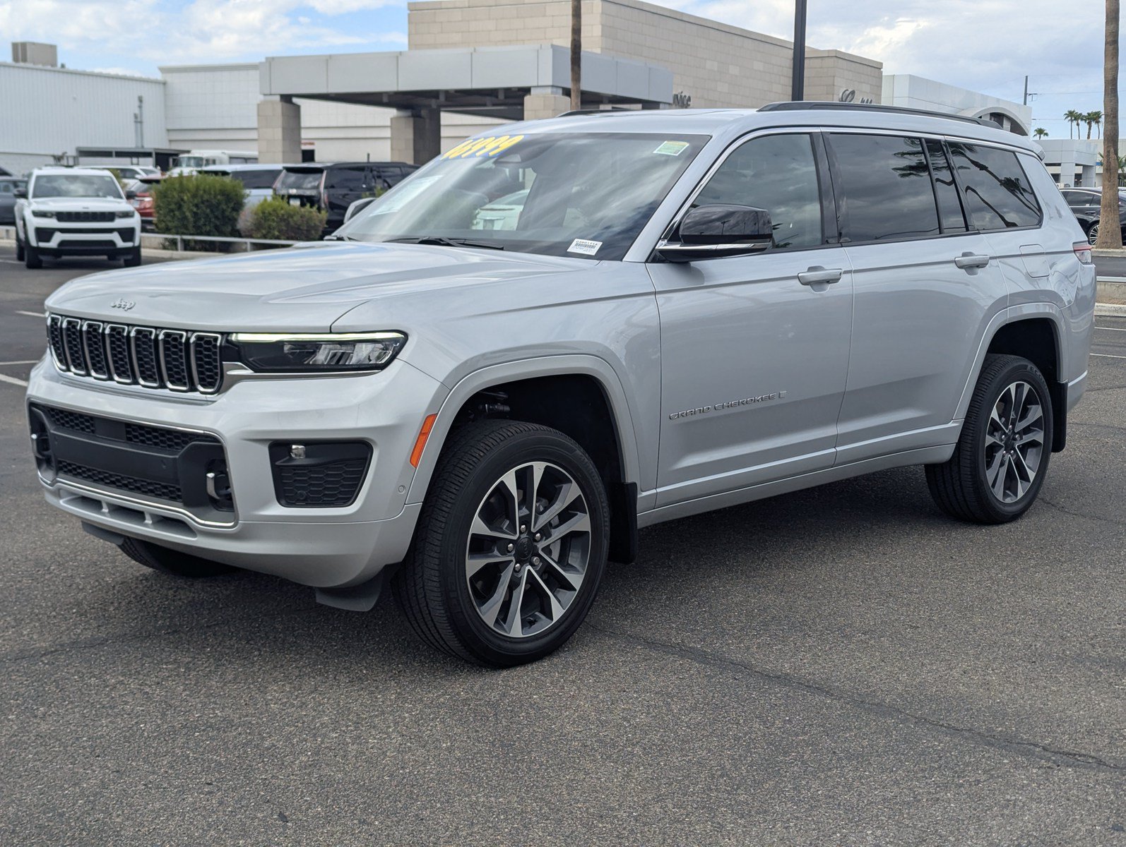Certified 2025 Jeep Grand Cherokee L Overland w/ MOPAR Finishing Package AWD/4WD image 5