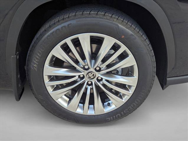 New 2026 Toyota Highlander Platinum image 9